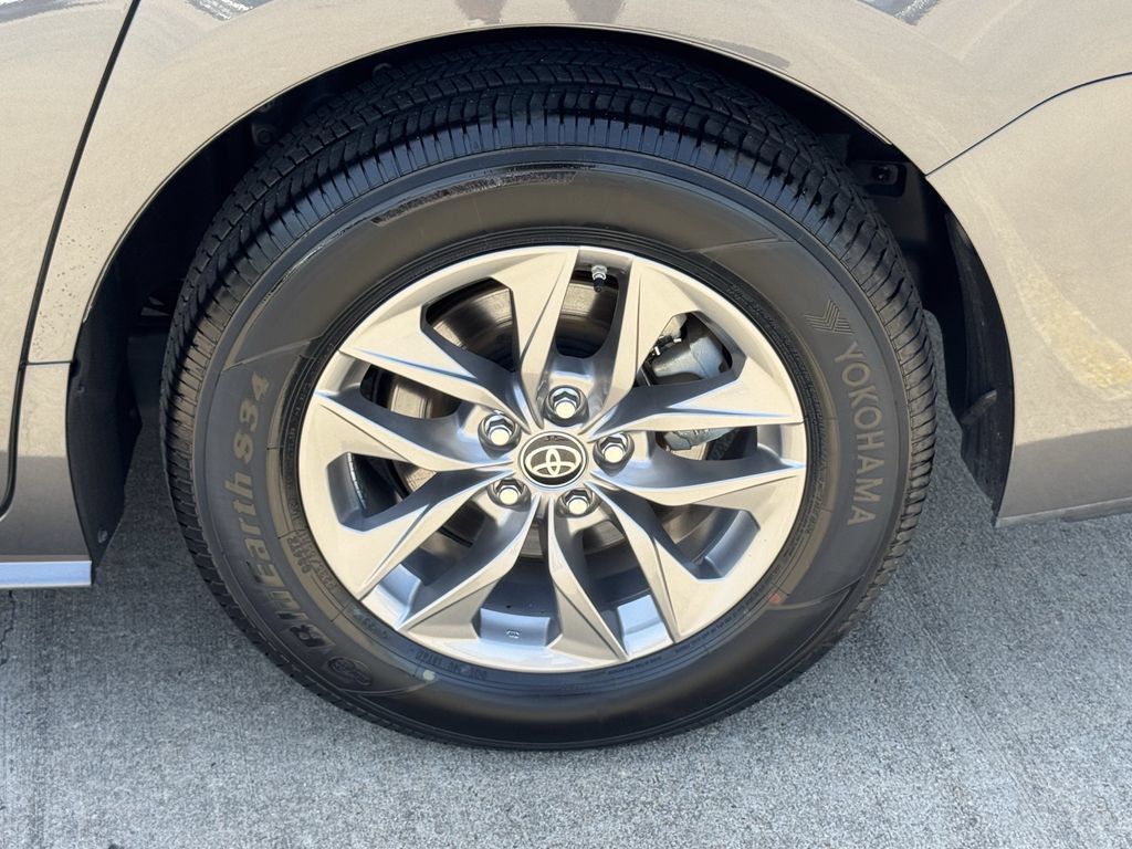 Used 2025 Toyota Sienna XLE FWD image 8