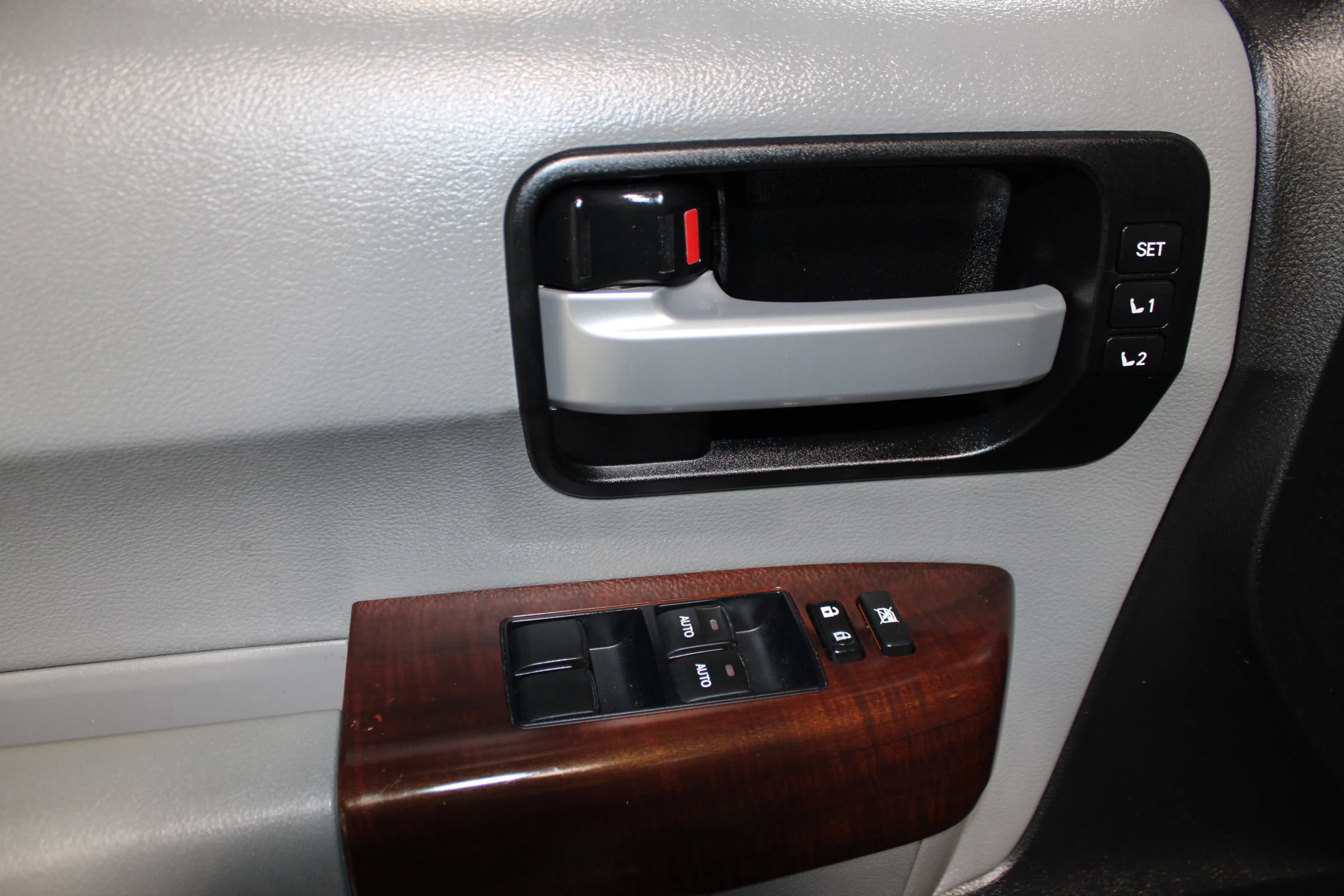 Used 2014 Toyota Sequoia Platinum RWD image 9