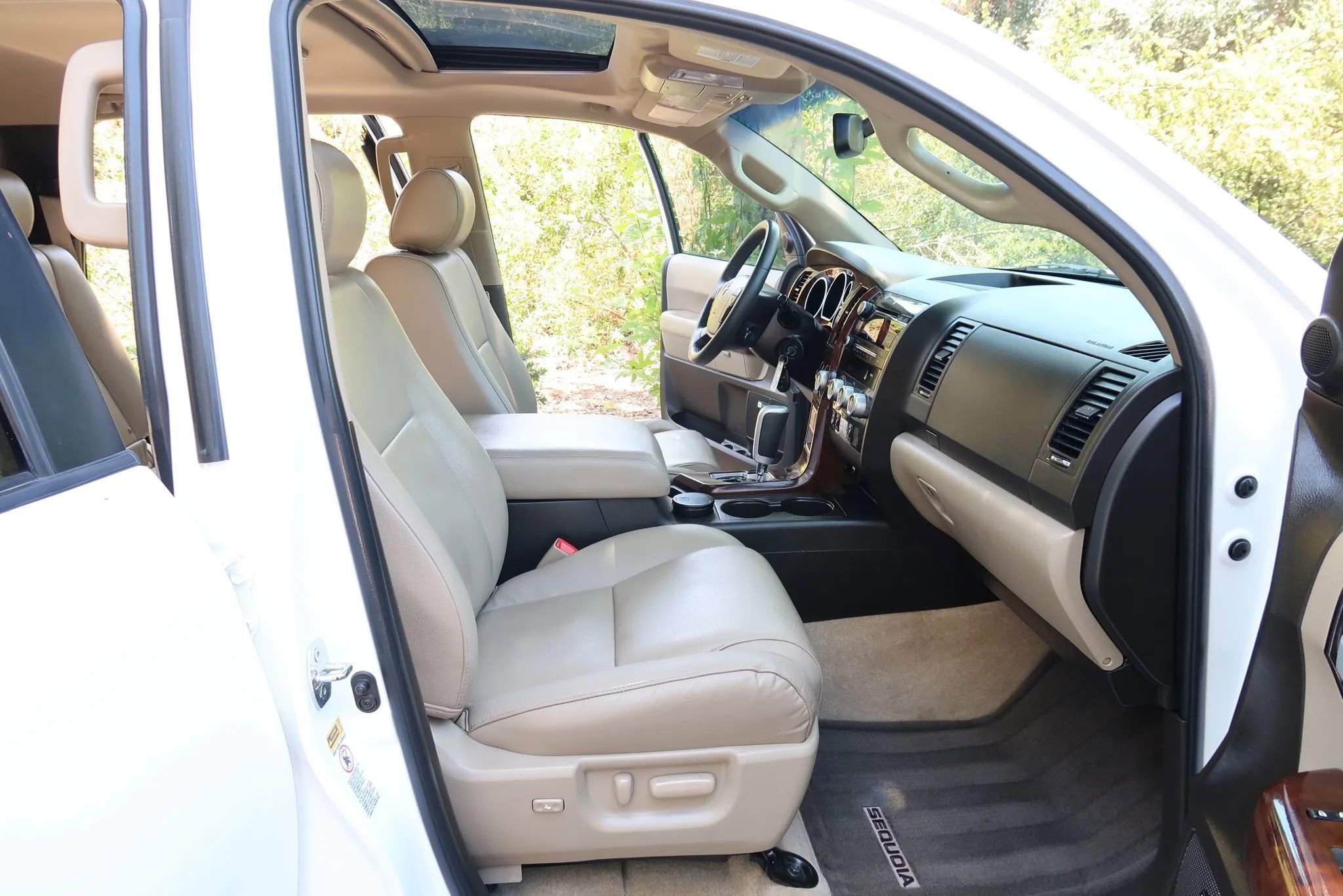 Used 2011 Toyota Sequoia Limited AWD/4WD image 30