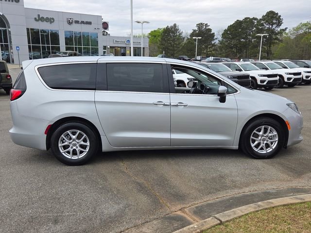 Used 2023 Chrysler Voyager LX image 14