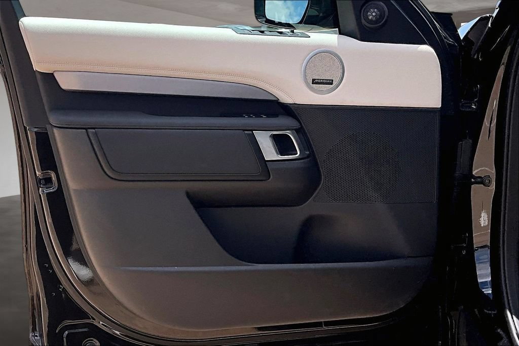 Certified 2025 Land Rover Discovery Dynamic SE AWD/4WD image 18