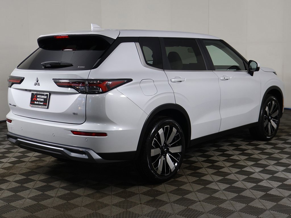 New 2025 Mitsubishi Outlander SE image 12