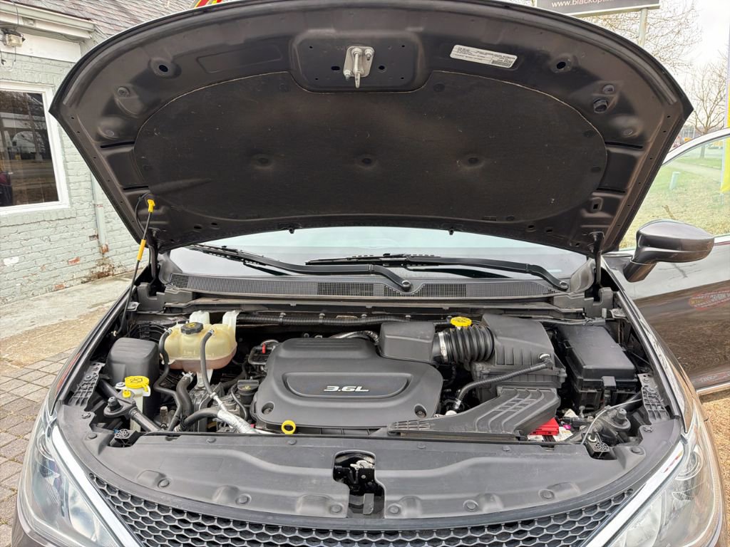 Used 2019 Chrysler Pacifica Touring-L w/ Tire & Wheel Group image 6