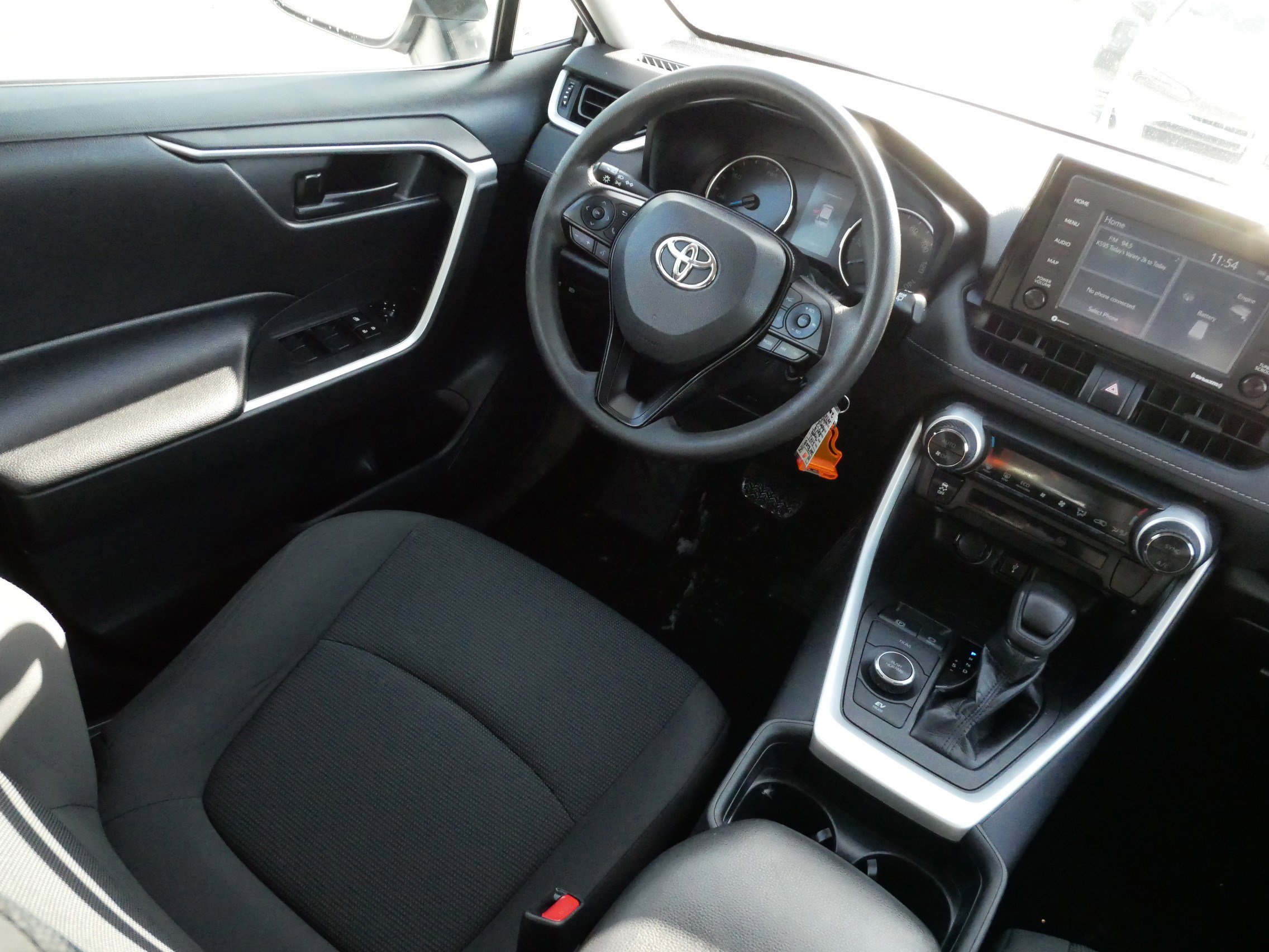 Used 2021 Toyota RAV4 LE image 9