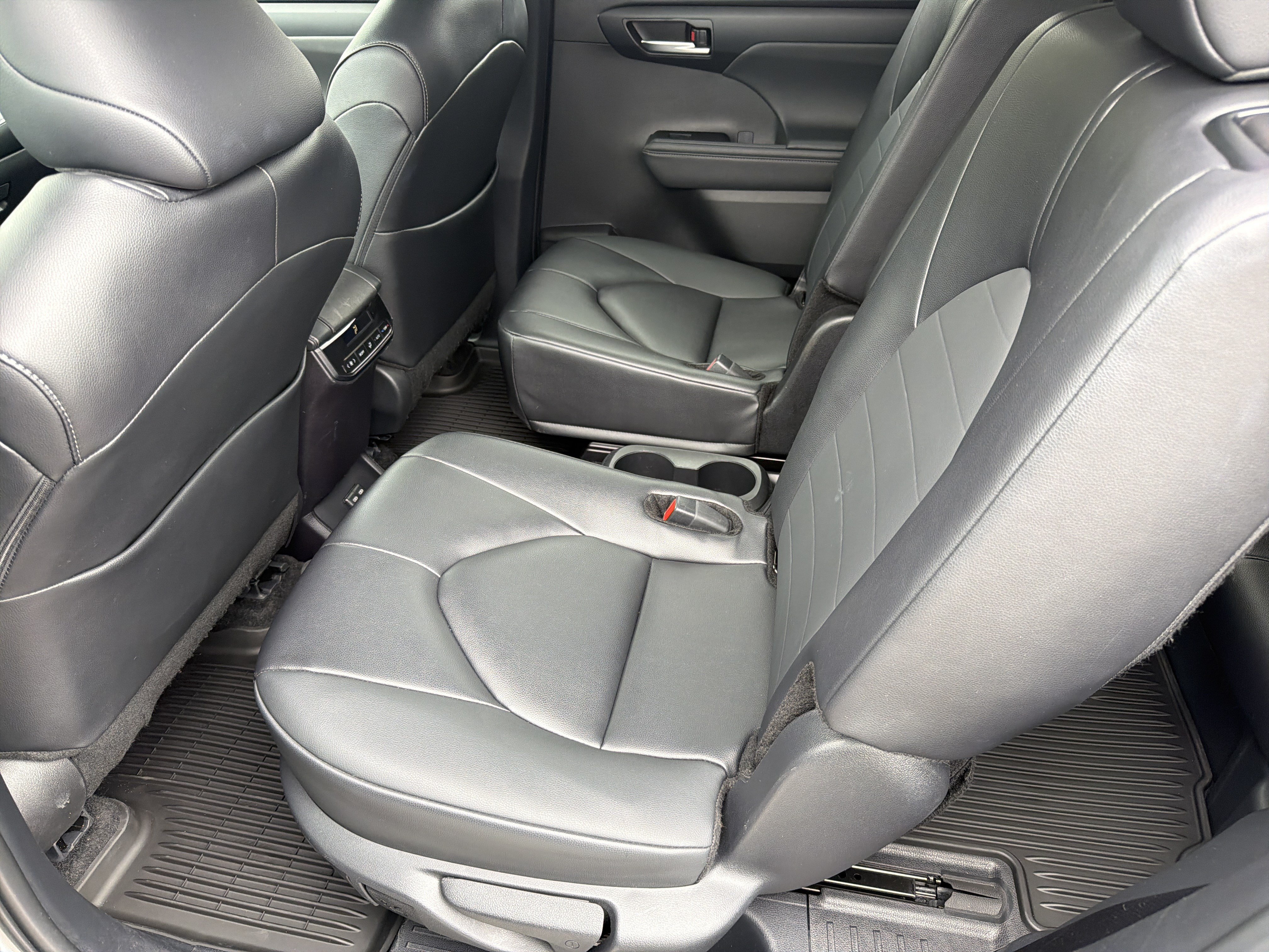 Certified 2025 Toyota Highlander XLE FWD image 31
