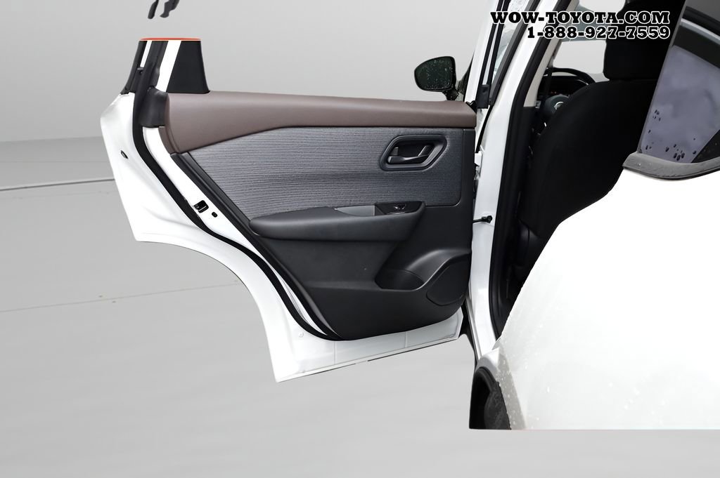 Used 2023 Nissan Rogue S image 17