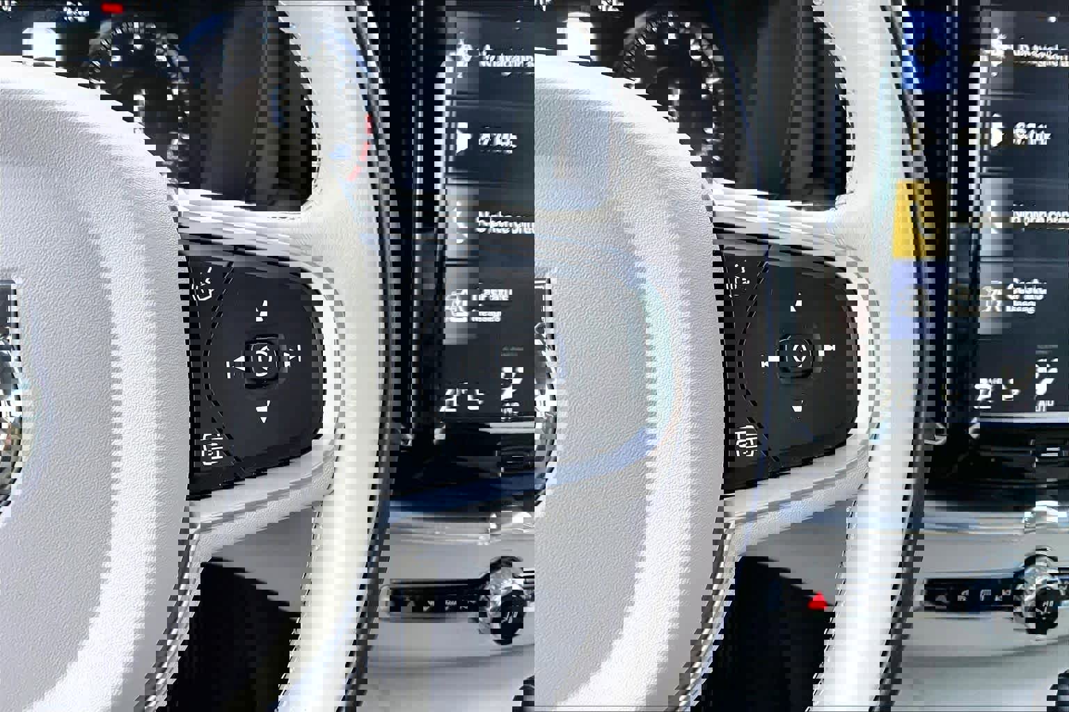 Used 2020 Volvo XC60 T6 Momentum image 23