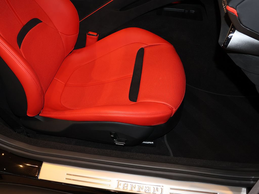 Certified 2025 Ferrari Roma Spider RWD image 11