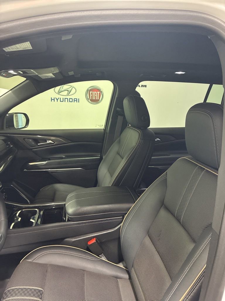 Used 2025 Chevrolet Traverse High Country image 10