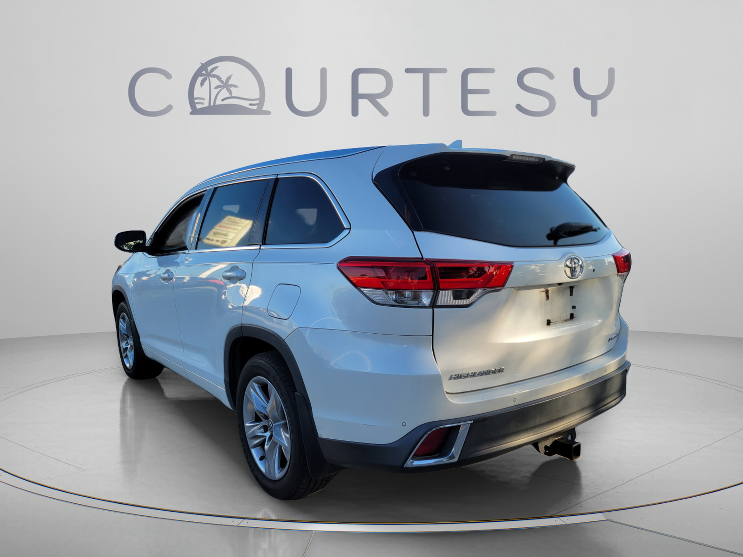Used 2017 Toyota Highlander Limited FWD image 2