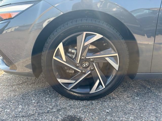 Used 2024 Hyundai Elantra Limited FWD image 9