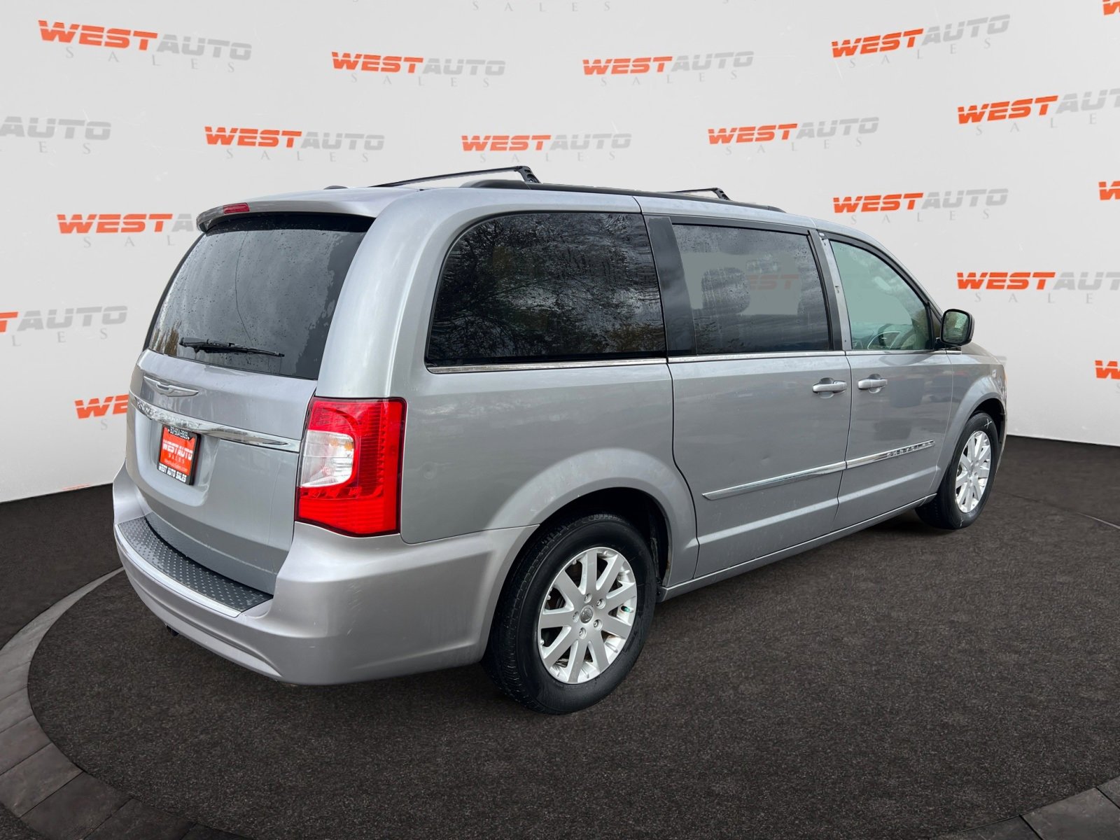 Used 2015 Chrysler Town & Country Touring image 5