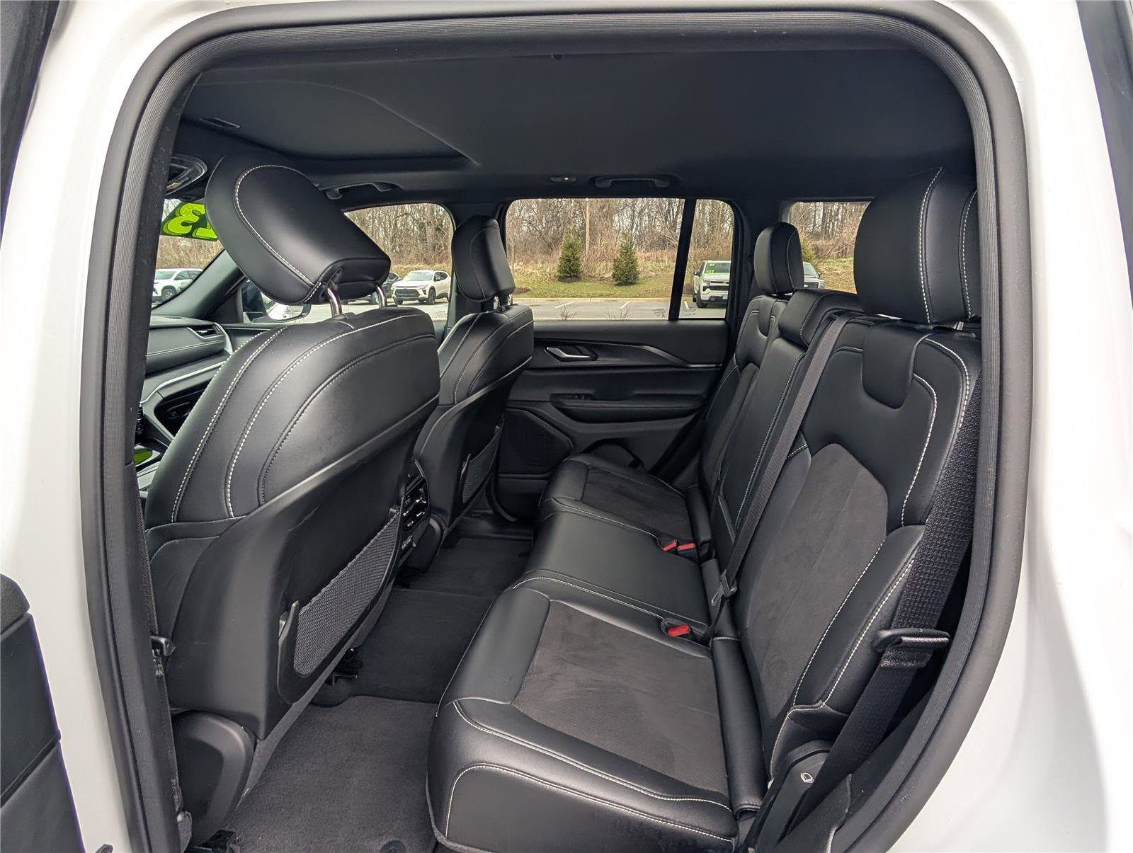 Used 2023 Jeep Grand Cherokee Altitude image 13