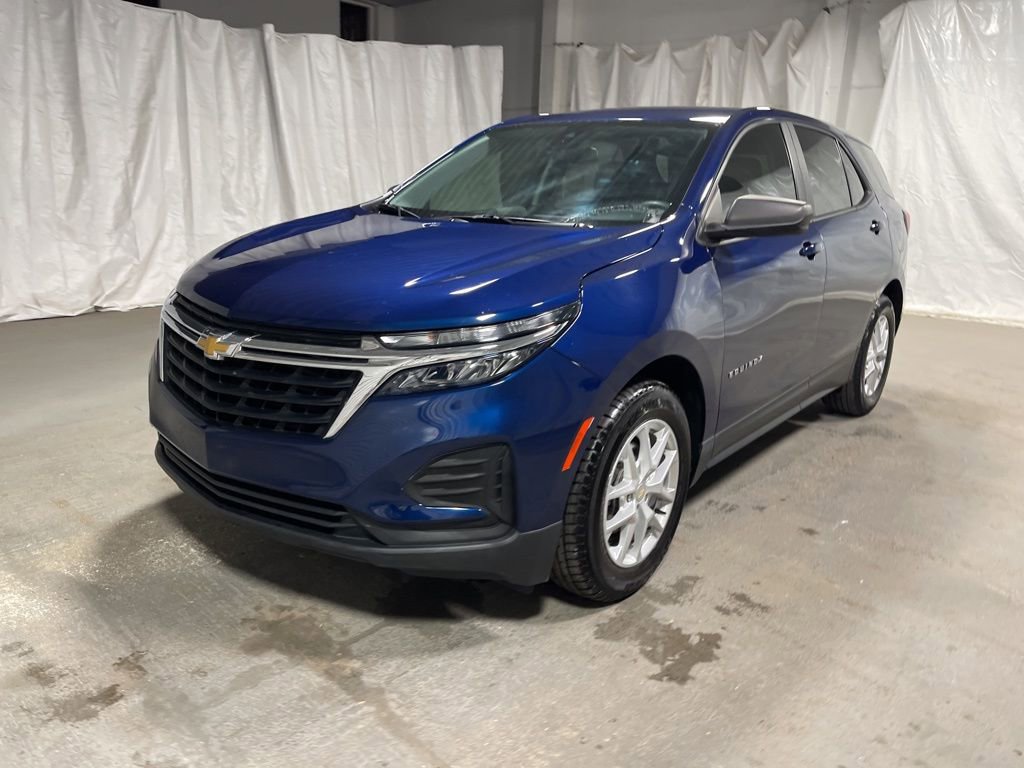 Used 2023 Chevrolet Equinox LS w/ LS Convenience Package FWD image 3