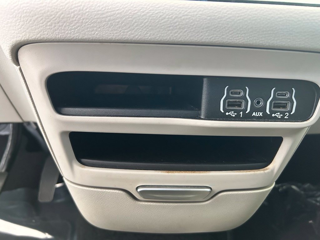Used 2024 Chrysler Pacifica Touring-L FWD image 47