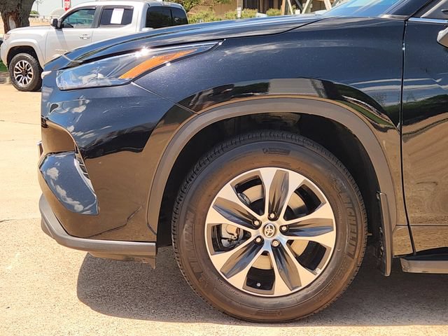 Used 2023 Toyota Highlander XLE FWD image 5
