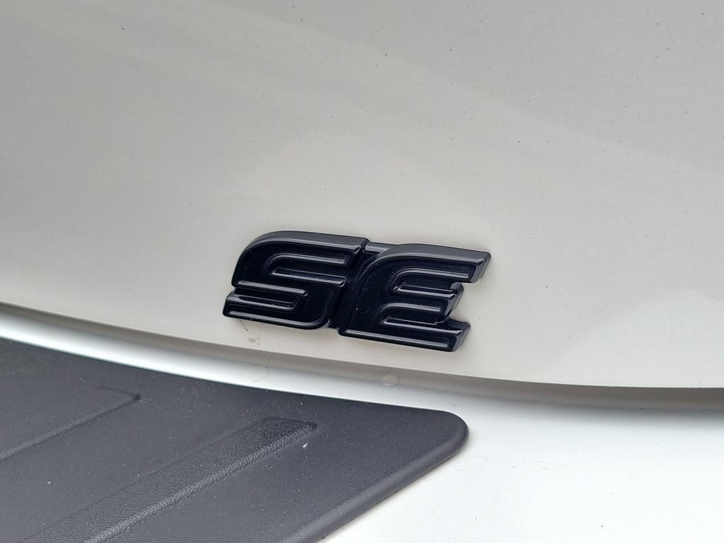 Used 2025 Toyota Corolla SE w/ SE Package FWD image 9