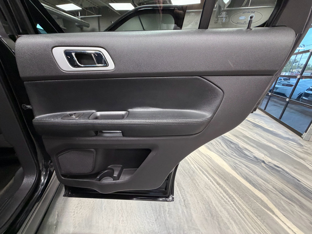 Used 2015 Ford Explorer XLT w/ Equipment Group 202A AWD/4WD image 46