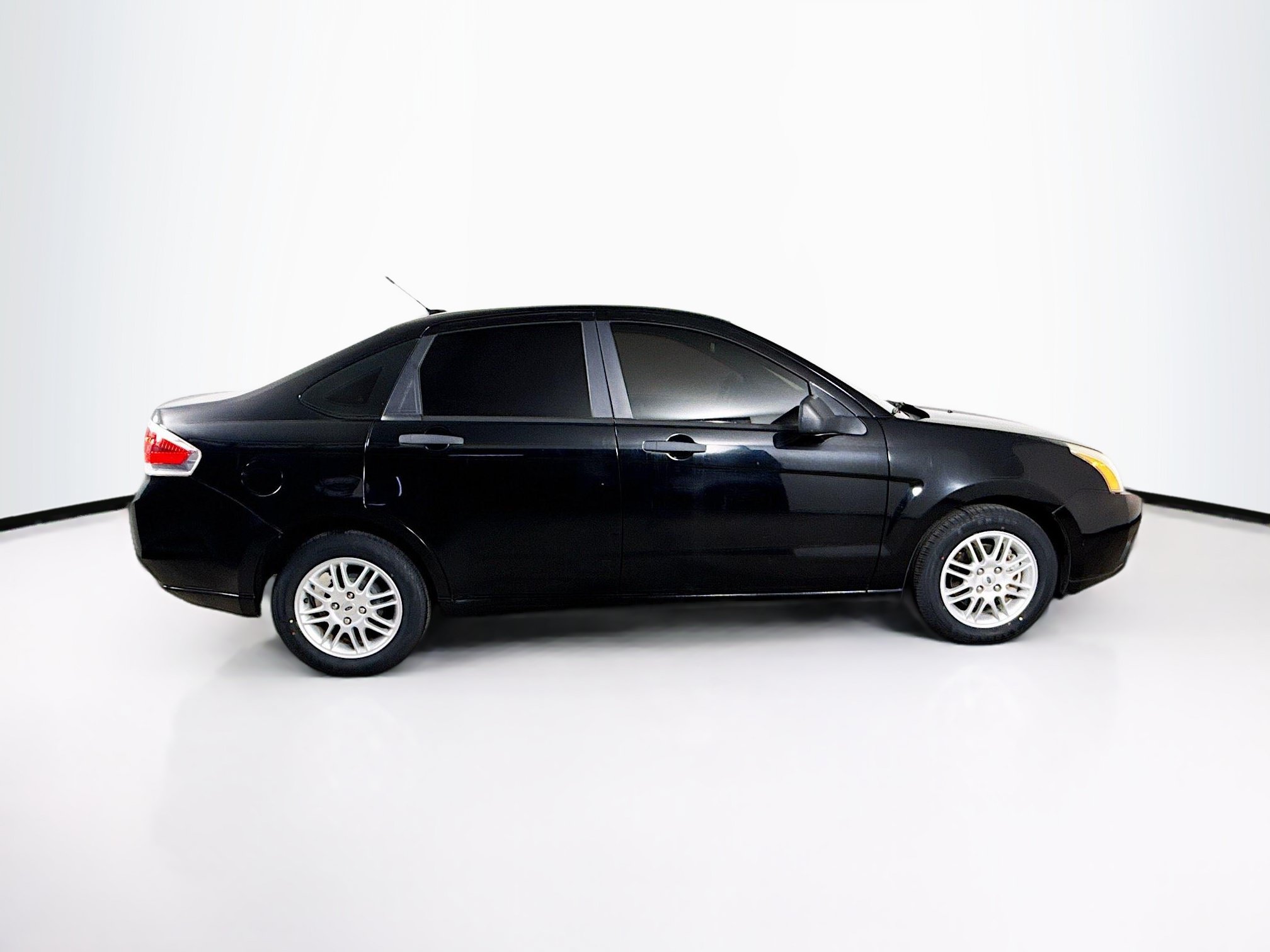 Used 2010 Ford Focus SE FWD image 2