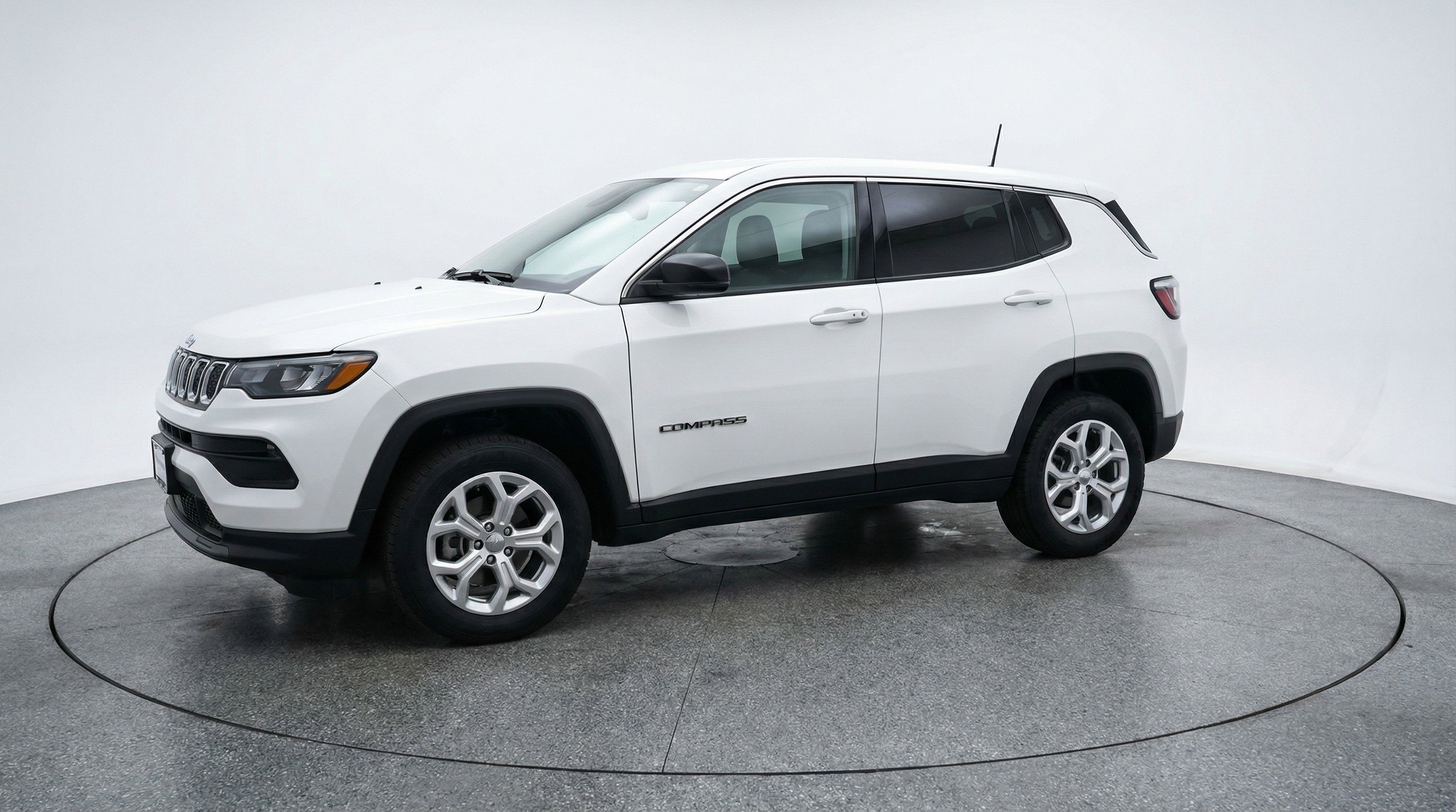 Used 2025 Jeep Compass Latitude AWD/4WD image 3