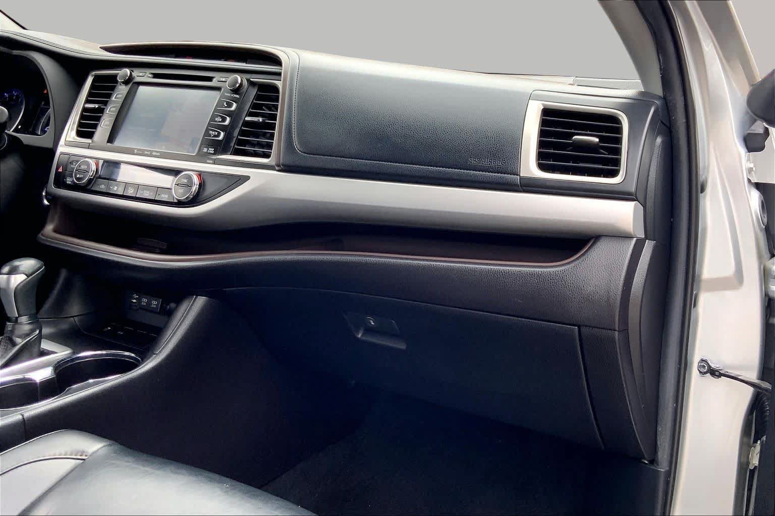 Used 2019 Toyota Highlander XLE FWD image 19