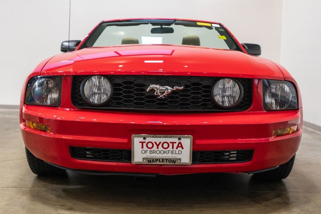 Used 2005 Ford Mustang Convertible RWD image 3