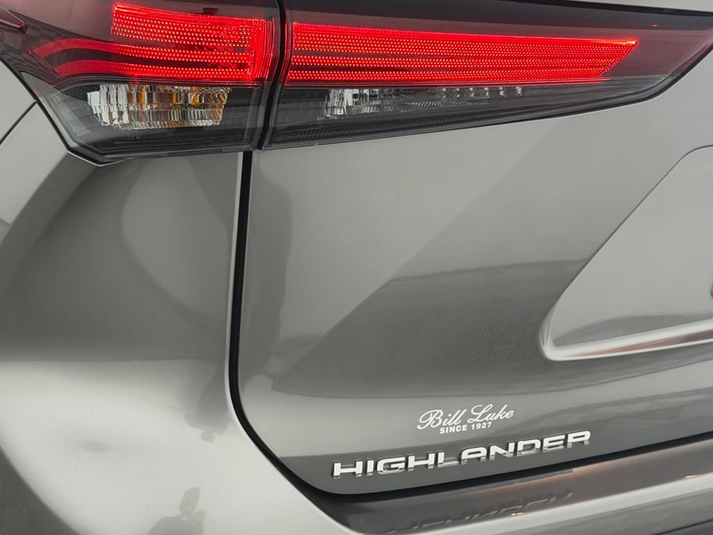 Used 2025 Toyota Highlander XLE FWD image 11