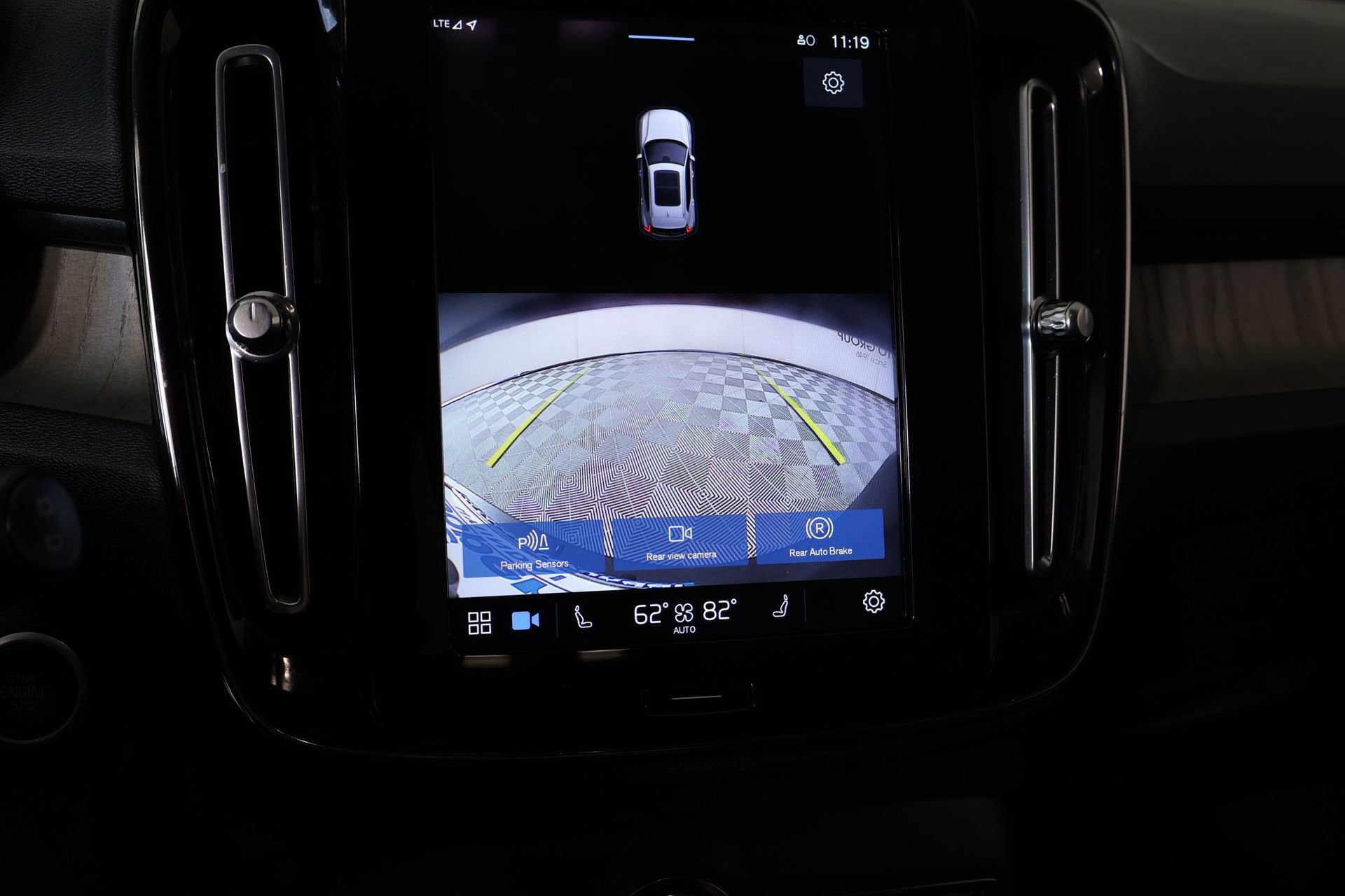 Used 2023 Volvo XC40 B5 Core image 6