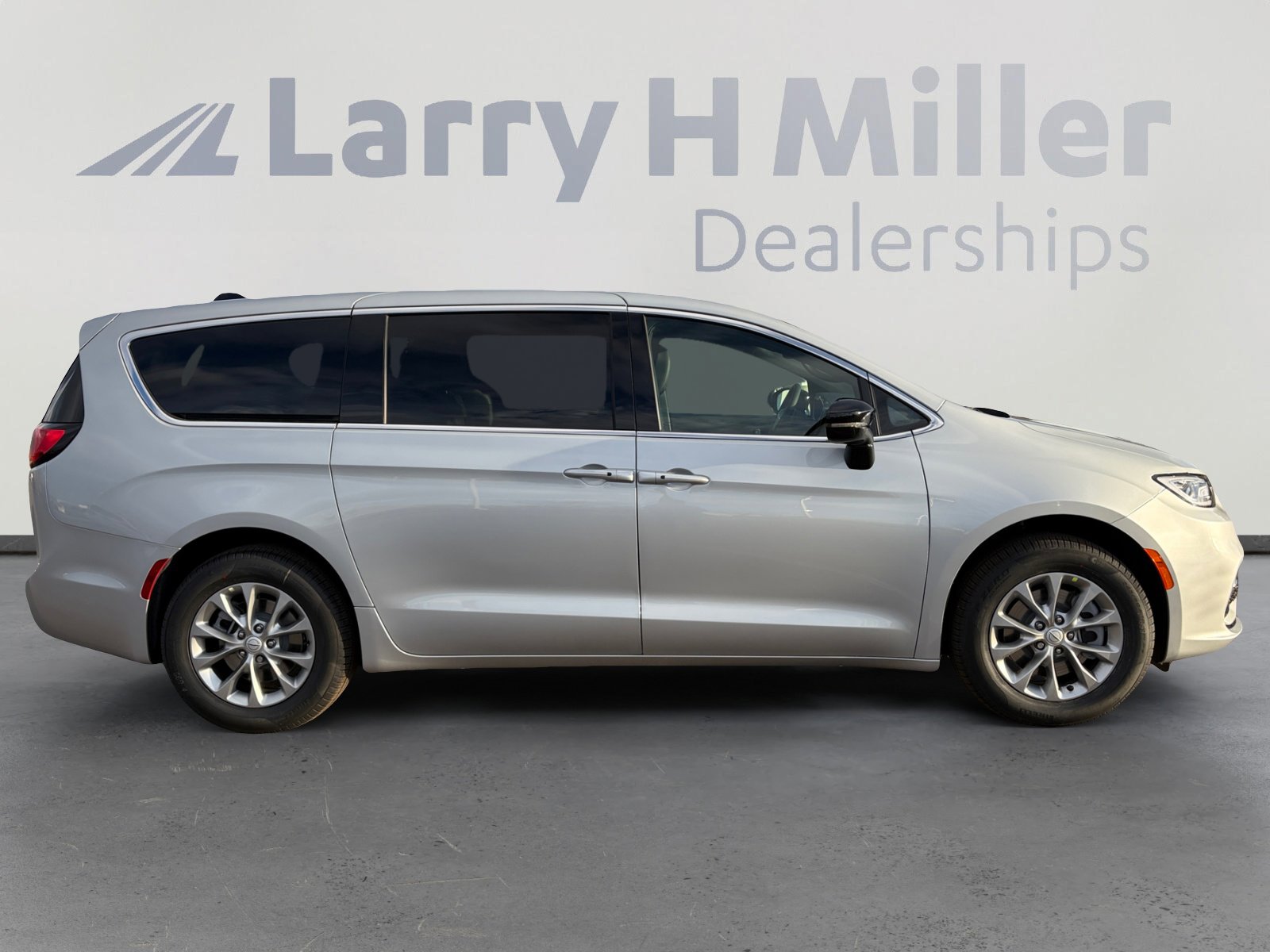 New 2026 Chrysler Pacifica Select AWD/4WD image 7