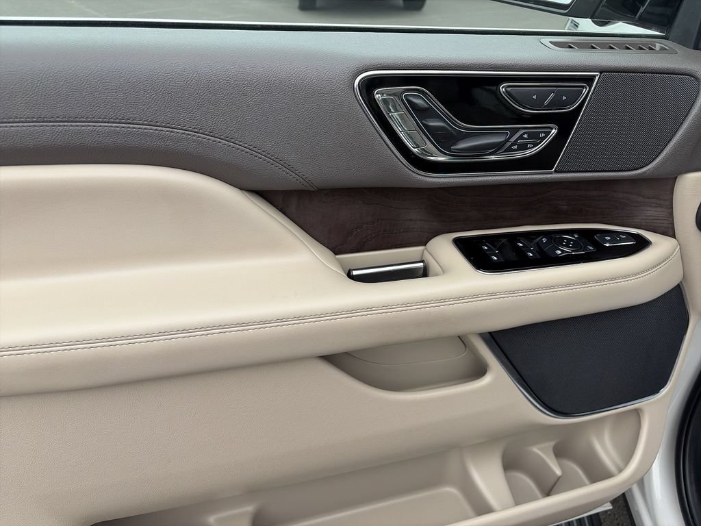 Used 2024 Lincoln Navigator L Reserve w/ Monochromatic Package AWD/4WD image 13