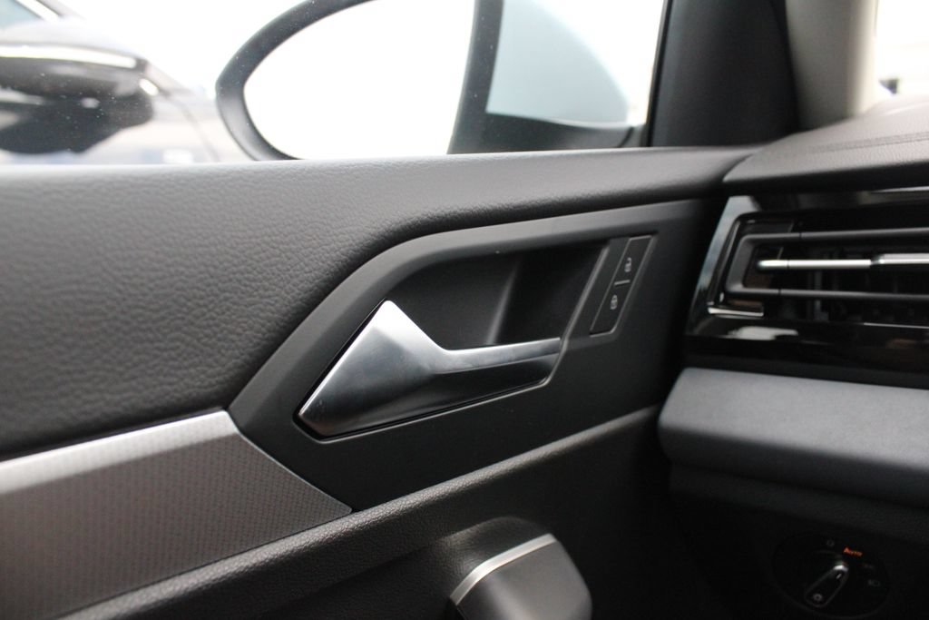 New 2027 Volkswagen Jetta SE FWD image 7