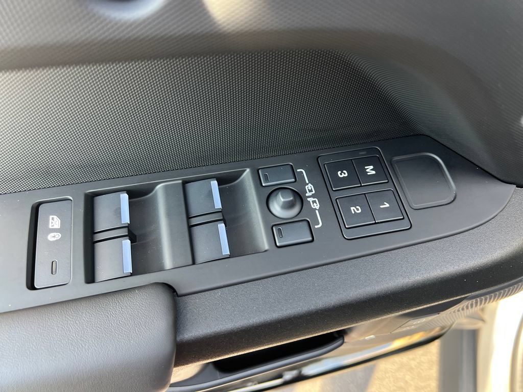 Used 2025 Land Rover Defender 110 AWD/4WD image 11