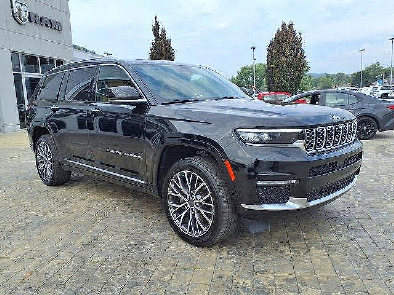 Used 2021 Jeep Grand Cherokee L Summit image 3