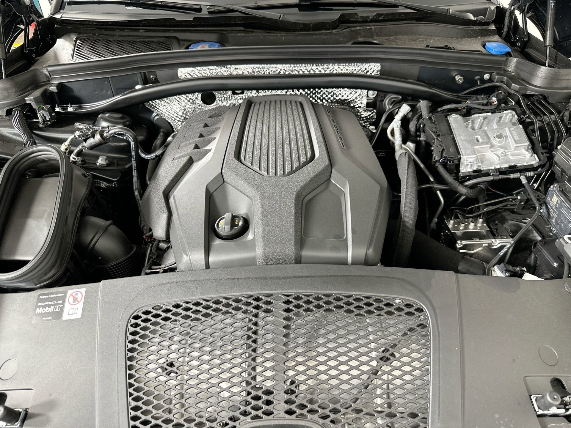 Certified 2025 Porsche Macan image 38