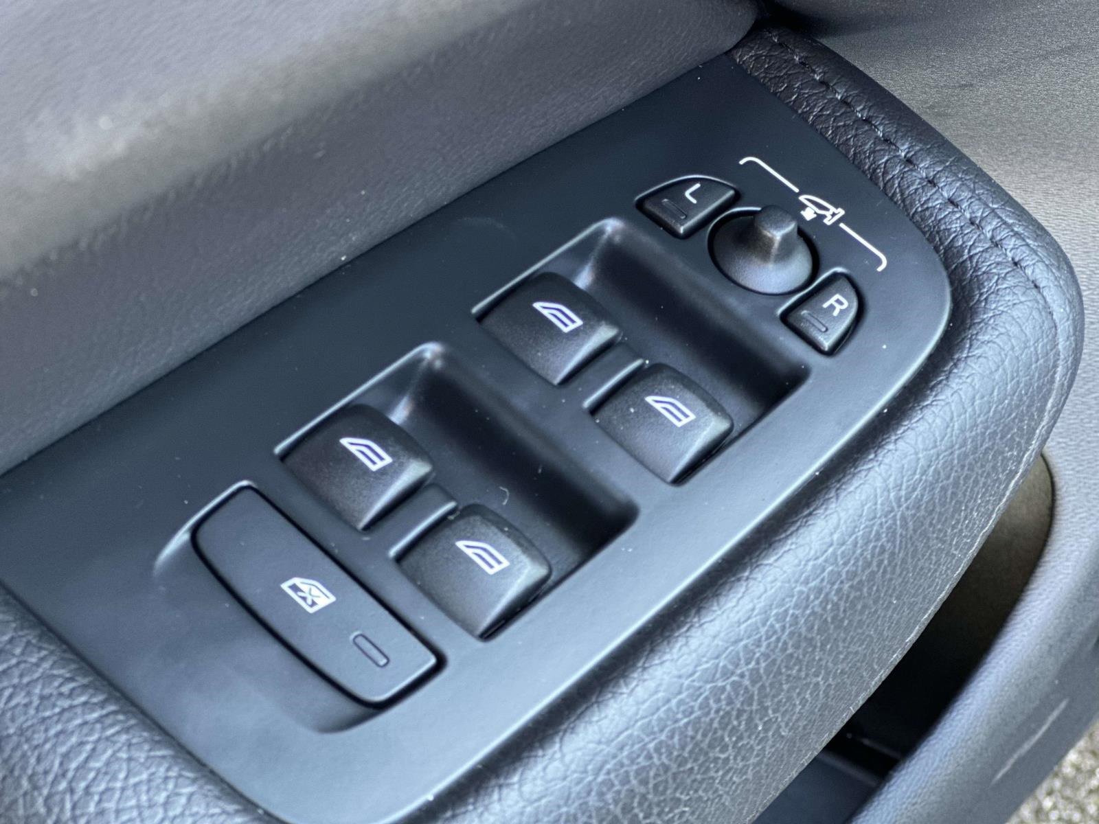 Used 2022 Volvo XC60 B5 Momentum w/ Climate Package image 21