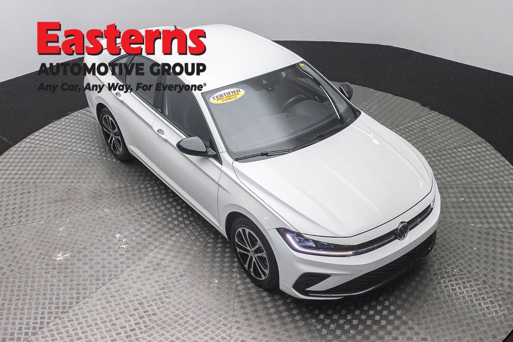 Used 2025 Volkswagen Jetta Sport FWD image 3