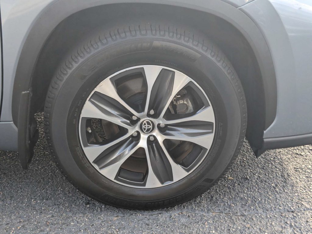 Used 2021 Toyota Highlander XLE AWD/4WD image 14