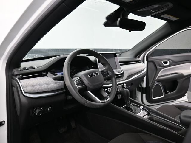 Used 2025 Jeep Compass Sport image 14