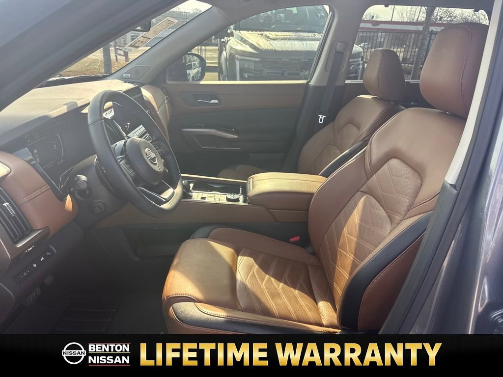 Certified 2025 Nissan Pathfinder Platinum w/ Black Appearance Package image 11