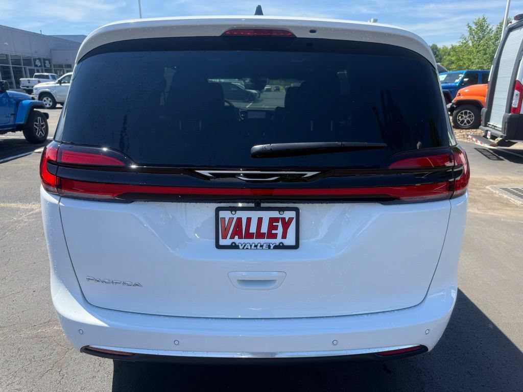 New 2027 Chrysler Pacifica Select w/ Family Tech Group FWD image 5