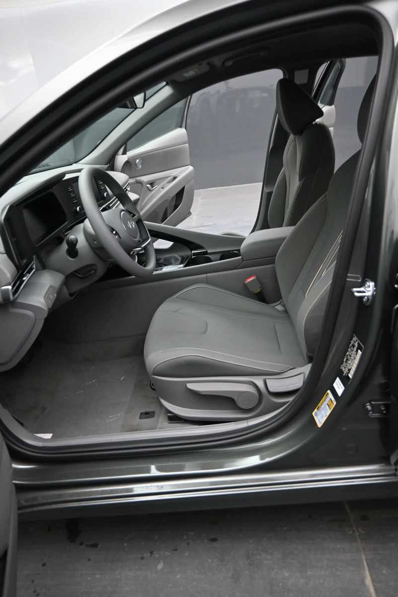 New 2026 Hyundai Elantra Hybrid FWD image 17