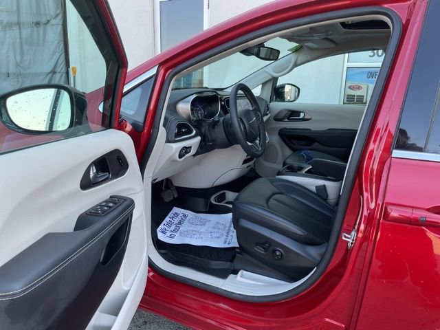 Used 2024 Chrysler Pacifica Touring-L image 8