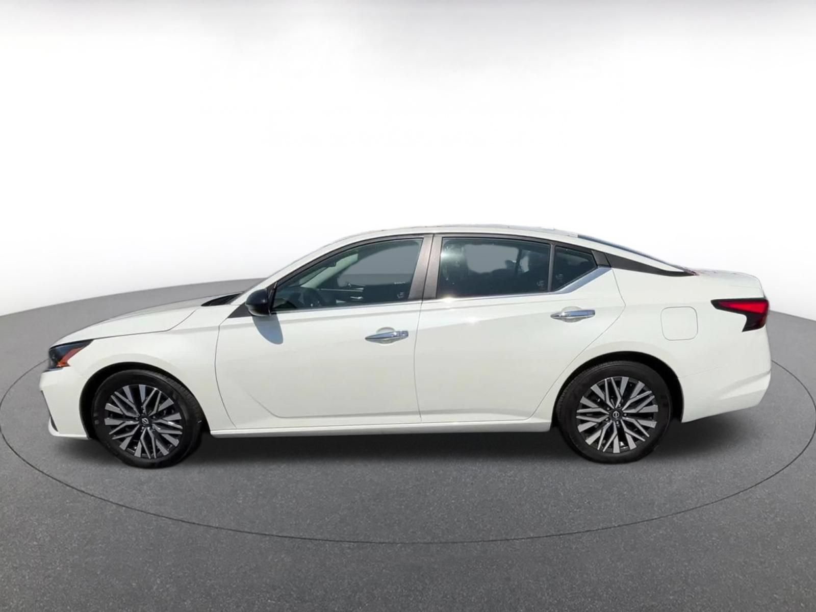 Used 2025 Nissan Altima 2.5 SV FWD image 10