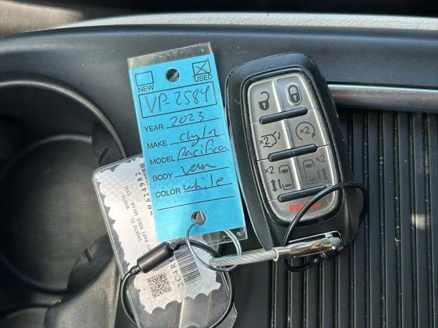 Certified 2023 Chrysler Pacifica Touring-L FWD image 48