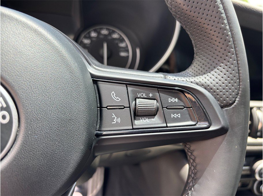 Used 2022 Alfa Romeo Giulia Ti w/ Active Assist Plus Package RWD image 27