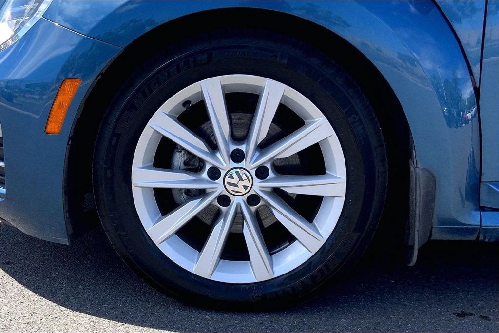 Used 2019 Volkswagen Beetle 2.0T SE FWD image 9