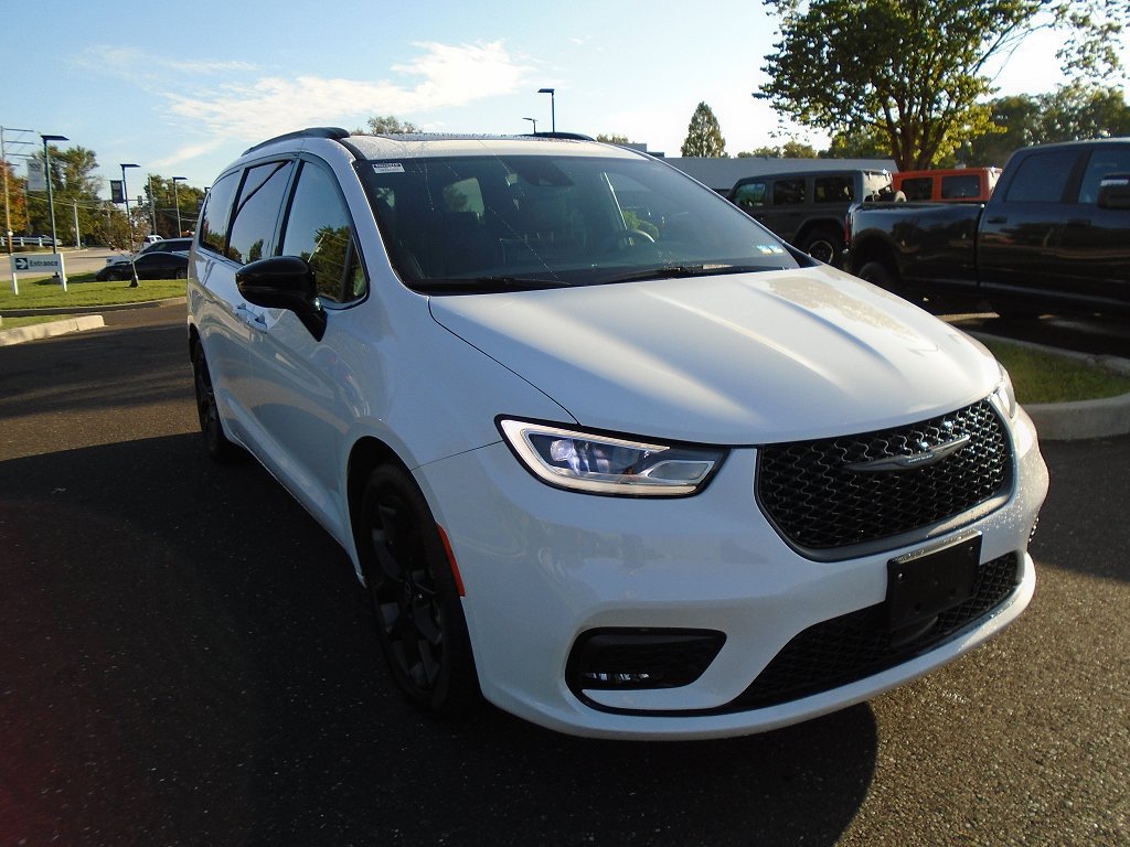 Used 2026 Chrysler Pacifica Limited w/ S Appearance Package FWD image 2