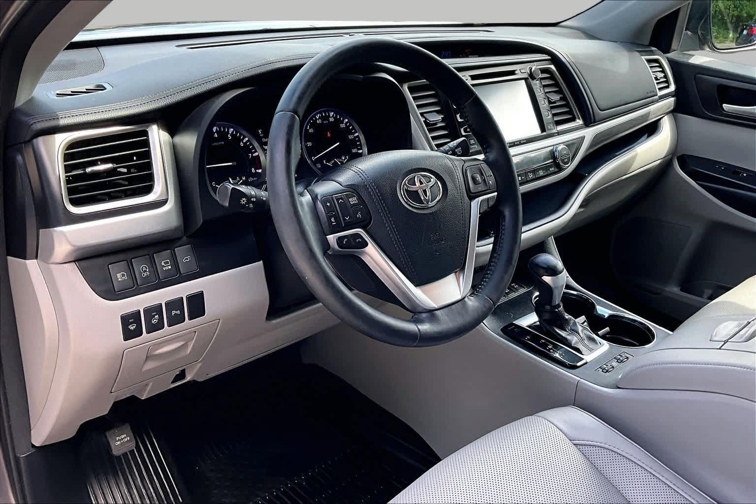 Used 2017 Toyota Highlander Limited Platinum w/ Carpet Mat Package AWD/4WD image 16