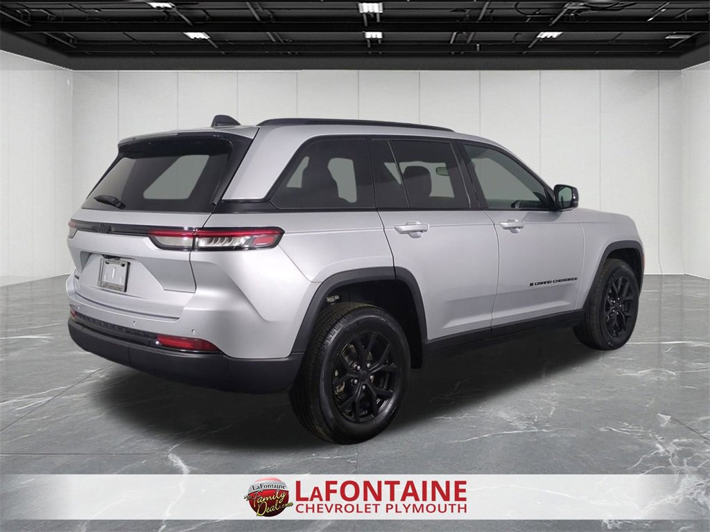 Used 2024 Jeep Grand Cherokee Altitude image 8