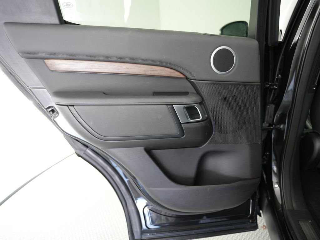 Used 2017 Land Rover Discovery HSE AWD/4WD image 39